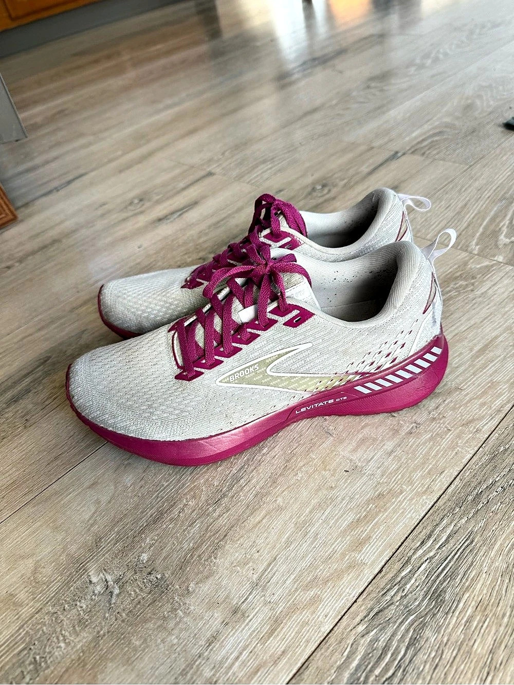 Brooks Levitate GTS 5 Athletic Shoes in Pink & White